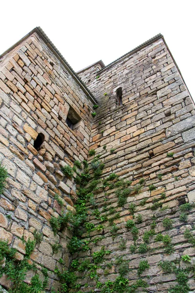 Оборонительные стены и башни замка против облачного неба. Высокое качество фото — стоковое фото