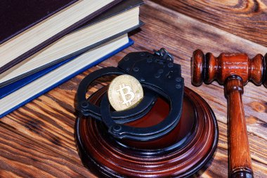 bitcoin, yargıcın çekiç, kelepçe. Kavram bitcoin yasağı, yasa ihlali