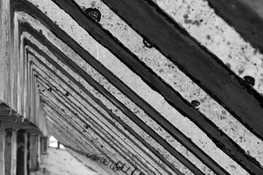 Eski beton ve çelikten yapılmış fütüristik yapı, soyut arkaplan