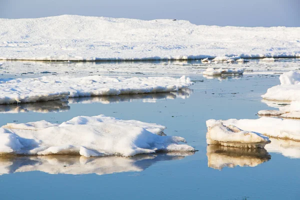 Detailní Záběr Velkého Kusu Ledu Modré Vodě Globální Oteplování Tající — Stock fotografie