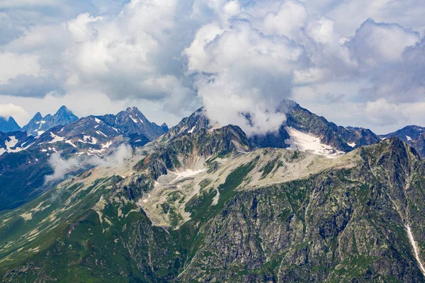 Kafkasya Dağları. Yazın dağ zirveleri