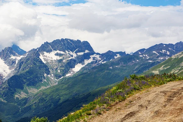 Kafkasya Dağları. Yazın dağ zirveleri