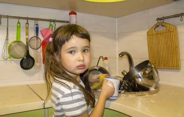 Kislány konyhában mosás az ételek — Stock Fotó
