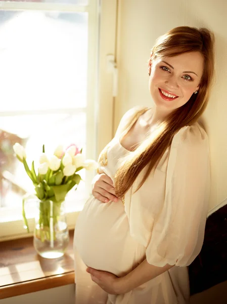 Gülümseyen hamile kadın — Stok fotoğraf