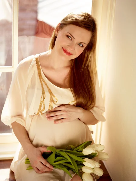 Szczęśliwa kobieta w ciąży — Zdjęcie stockowe