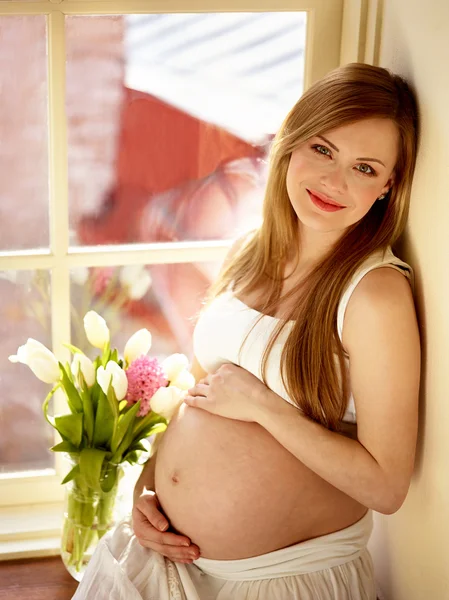 怀孕的年轻女子 — 图库照片