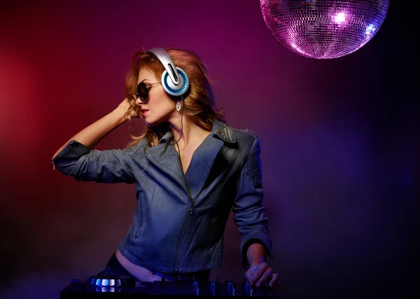 Frau spielt DJ — Stockfoto