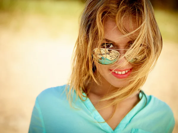 Mulher usando óculos de sol — Fotografia de Stock