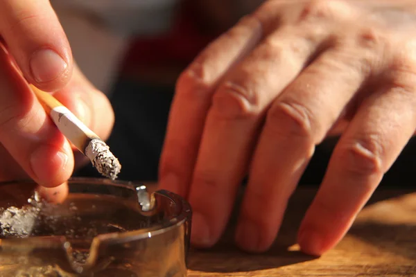 Hand Legt Die Zigarette Auf Einen Aschenbecher — Stockfoto