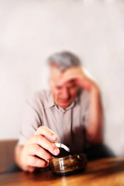 Älterer Mann mit Schnurrbart raucht Zigarette — Stockfoto
