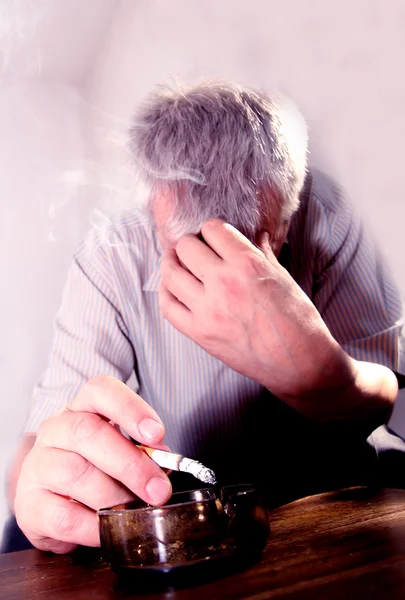 Пожилой мужчина с усами, курящий сигарету — стоковое фото