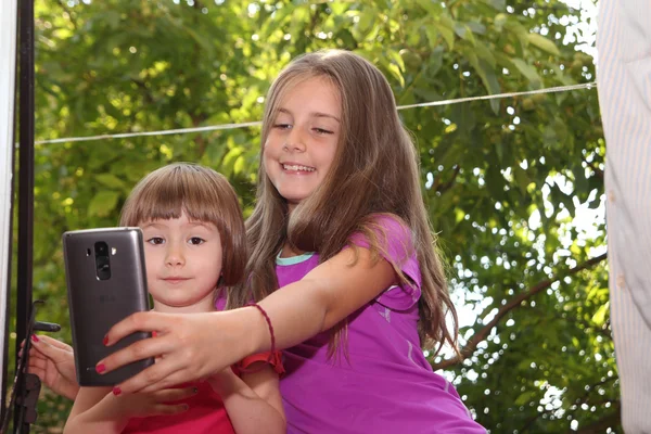 Duas Meninas Tomando Selfie Com Telefone — Fotografia de Stock