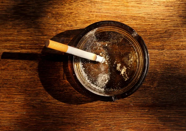 Hand putting the cigarette on an ashtray — Stock Photo, Image