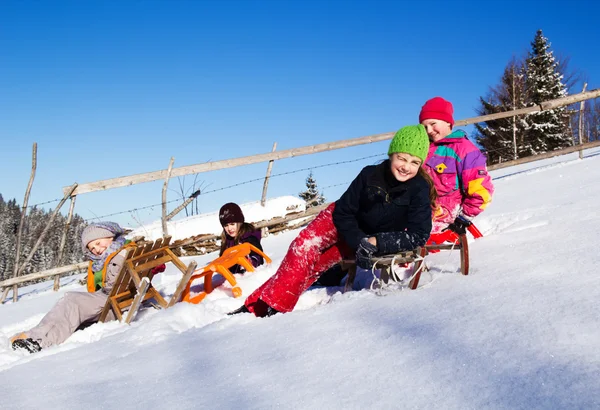 Glada barn på vintern. Barn som leker i snön. Barn — Stockfoto