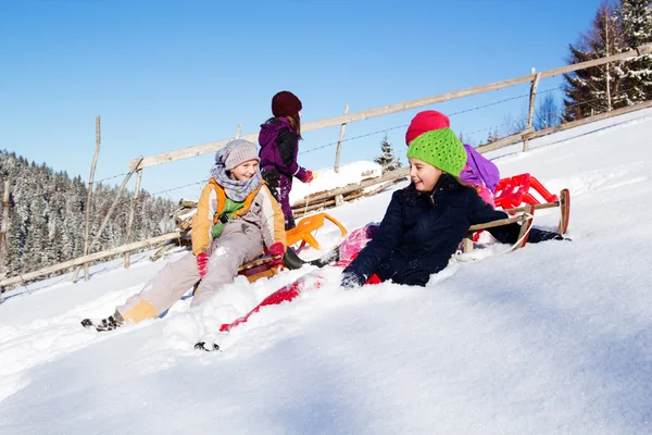 Счастливые дети зимой. Дети играют на снегу. Дети — стоковое фото