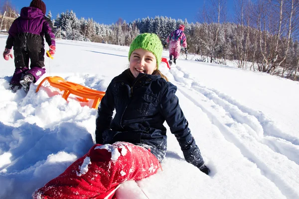 Des Enfants Heureux Hiver Des Enfants Plaçant Sur Neige Luge — Photo