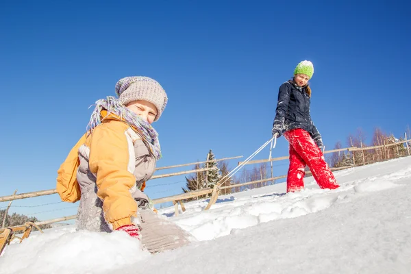 Des Enfants Heureux Hiver Des Enfants Plaçant Sur Neige Luge — Photo