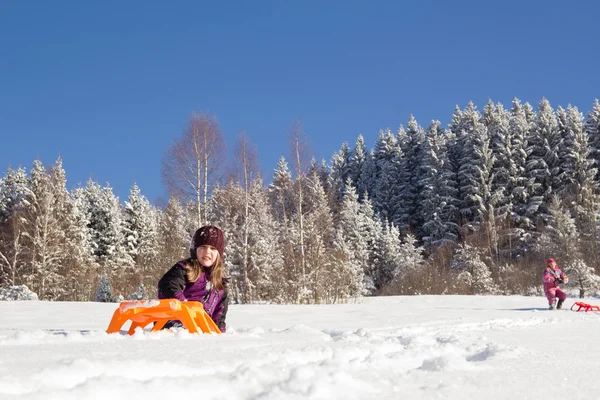 そりに乗っている少女 山の上でそり 冬時間 — ストック写真