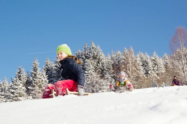 Joyeux Enfants Luge Heure Hiver Groupe Enfants Passer Bon Moment — Photo