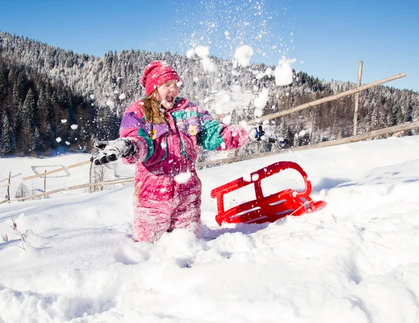 Kızaklı Küçük Kız Dağda Kızakla Kaymak Kış Zamanı — Stok fotoğraf