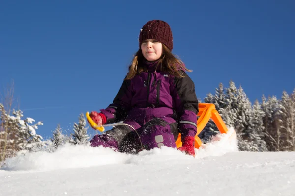 Kleines Mädchen Auf Schlitten Rodeln Berg Winterzeit — Stockfoto