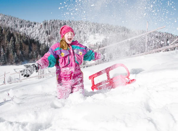 そりに乗っている少女 山の上でそり 冬時間 — ストック写真