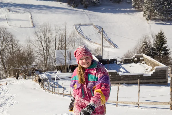 Mała Dziewczynka Saniach Sledging Górze Czas Zimowy — Zdjęcie stockowe