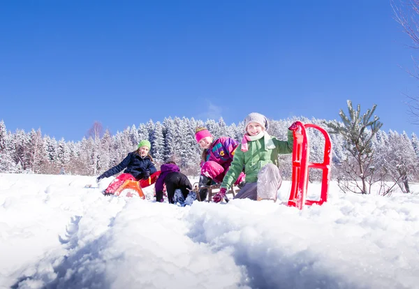 Bambini Felici Slittino Inverno Gruppo Bambini Trascorrere Bel Tempo Inverno — Foto Stock