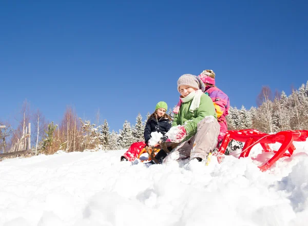 Joyeux Enfants Luge Heure Hiver Groupe Enfants Passer Bon Moment — Photo