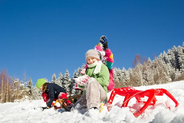 Щасливі Діти Катаються Взимку Група Дітей Гарно Проводить Час Взимку — стокове фото