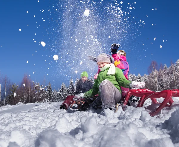 Bambini Felici Slittino Inverno Gruppo Bambini Trascorrere Bel Tempo Inverno — Foto Stock