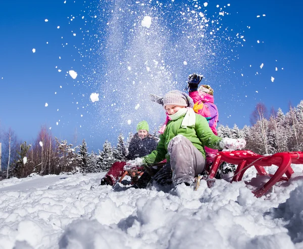 Niños Felices Trineo Invierno Grupo Niños Pasando Buen Rato Invierno —  Fotos de Stock