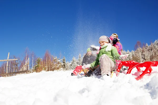 Vrolijke Kinderen Sleeën Winter Groep Kinderen Brengt Een Leuke Tijd — Stockfoto