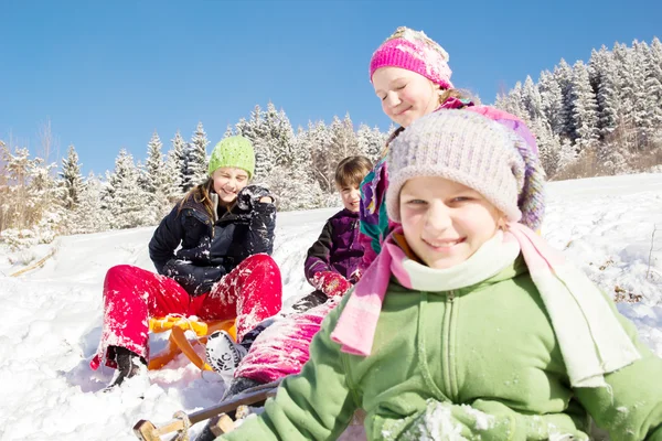 Szczęśliwe Dzieci Zjeżdżają Sankach Zimą Grupa Dzieci Spędza Miło Czas — Zdjęcie stockowe