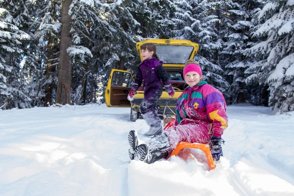 Šťastné Děti Sáňkaří Zimě Skupina Dětí Tráví Příjemné Chvíle Zimě — Stock fotografie