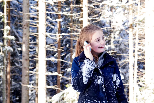 Menina Tempo Inverno Com Telefone — Fotografia de Stock