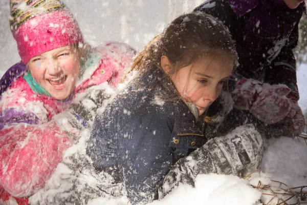 Niños Felices Jugando Invierno Grupo Niños Pasando Buen Rato Invierno —  Fotos de Stock