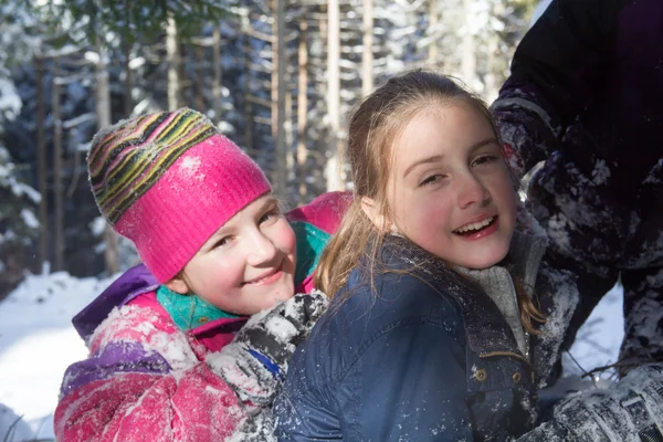 冬に遊ぶ幸せな子供たち 冬に楽しい時間を過ごす子供たちのグループ — ストック写真