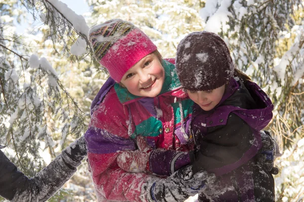 Szczęśliwe Dzieci Bawiące Się Zimą Grupa Dzieci Spędza Miło Czas — Zdjęcie stockowe