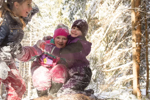Glada Barn Leker Vintern Grupp Barn Tillbringar Trevlig Tid Vintern — Stockfoto