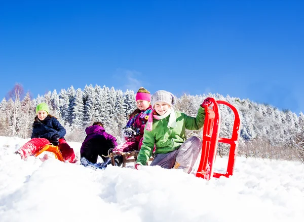 Vrolijke Kinderen Sleeën Winter Groep Kinderen Brengt Een Leuke Tijd — Stockfoto