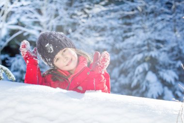 Küçük kız kış günü eğleniyor.