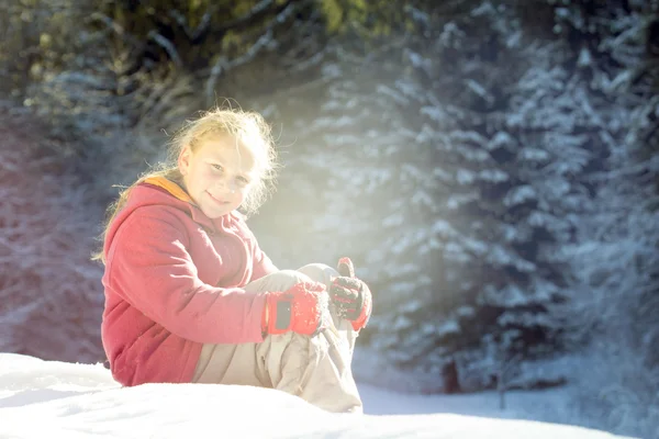 小さな女の子は雪の上で素晴らしい一日を — ストック写真