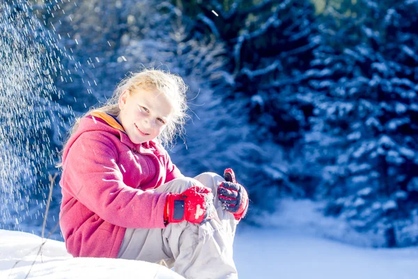 小さな女の子は雪の上で素晴らしい一日を — ストック写真