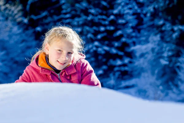 小さな女の子は雪の上で素晴らしい一日を — ストック写真