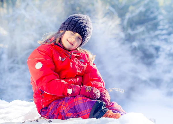 Portret Van Een Klein Meisje Met Winterhoed Het Sneeuwwoud — Stockfoto