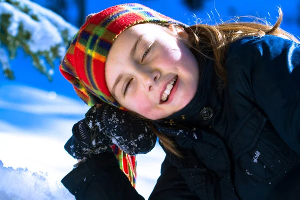 Κοριτσάκι Περνάει Καλά Χειμωνιάτικη Μέρα — Φωτογραφία Αρχείου
