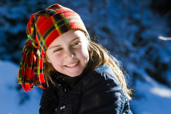 Bambina Divertendosi Nella Giornata Invernale — Foto Stock