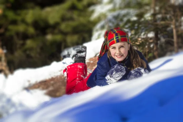 Bambina Divertendosi Nella Giornata Invernale — Foto Stock