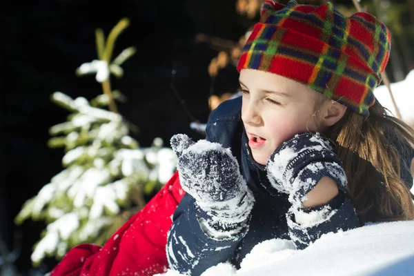 Liten Flicka Som Har Kul Vintern Dag — Stockfoto